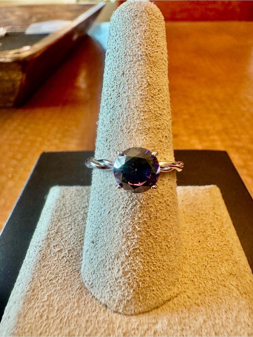 Mystic-Effect Round Solitaire Ring in Silver with Purple-Green Stone